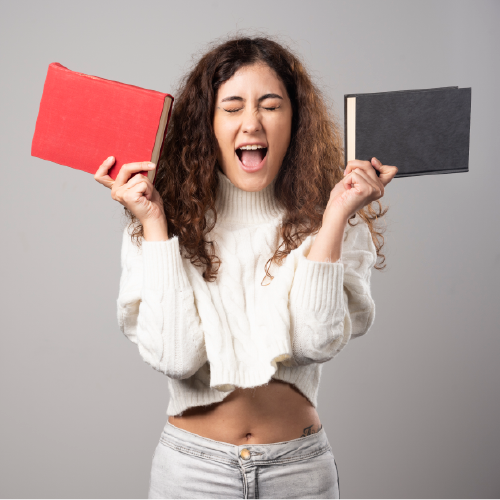 chica con los ojos cerrados y la boca abierta como si estuviese gritando con un libro en cada mano